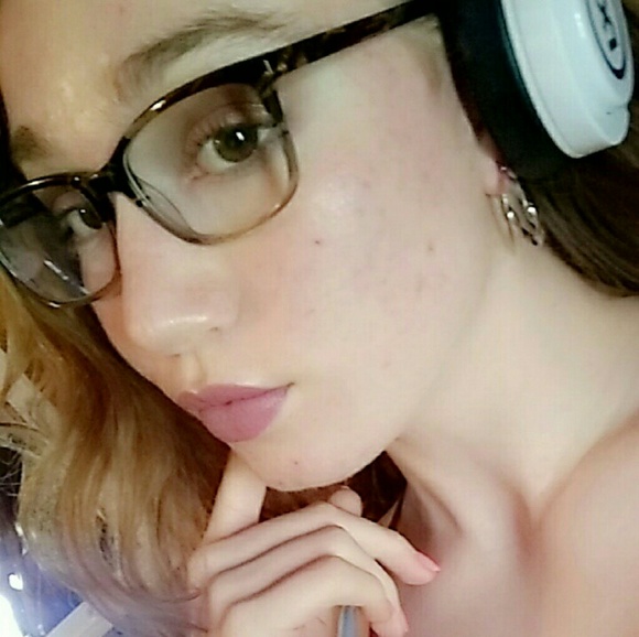 Meet your Posher, Izabella - Picture 3 of 3